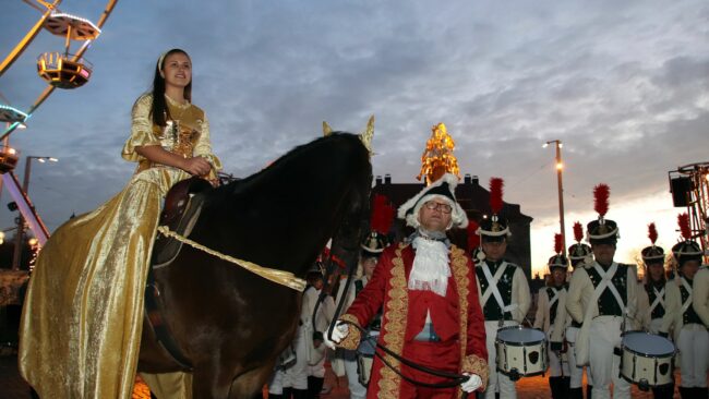 Fiona Marks eröffnete wie schon 2019 als Goldene Reiterin den Augustusmarkt. In diesem Jahr auf "Apollo".