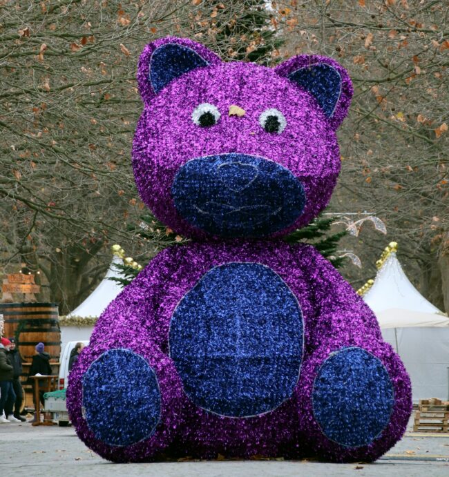 Lila Teddy auf dem Jorge-Gomondai-Platz