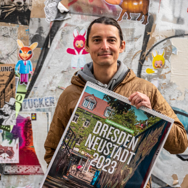 Böhler und die erlfte Ausgabe seines Neustadt-Kalenders. Ein Exemplar verlosen wir! Foto: Ulrich van Stipriaan