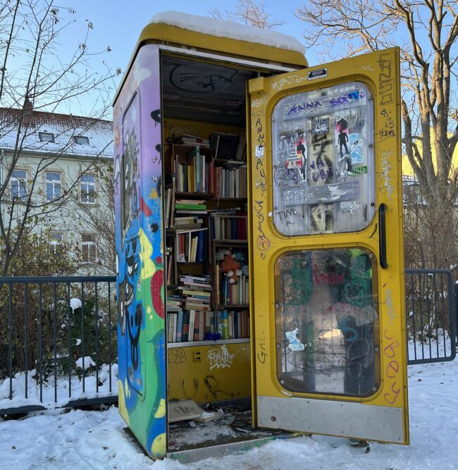 Telefonzelle auf dem "blauen Spielplatz"