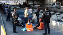 Letzte Generation blockiert Hansastraße Straßenblockade der "Letzten Generation" auf der Hansastraße am Bahnhof Neustadt.