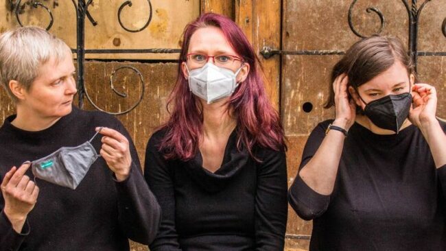  Auf der Bühne mit ihren persönlichen Lockdown-Tagebüchern: Eva Klatte, Josefine Pintaske, Marlen Prescher (v. l. n. r.)