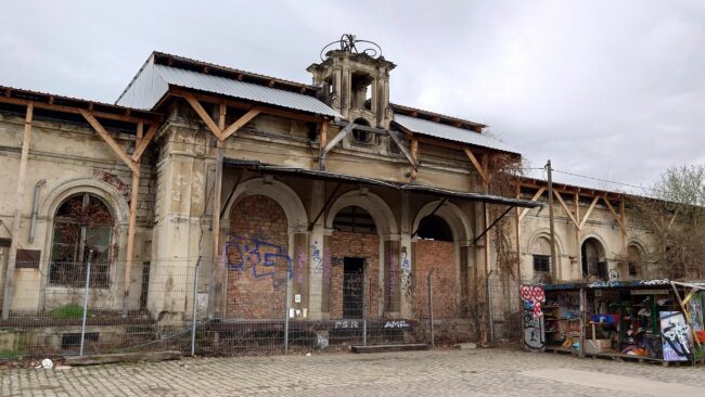 Das alte Empfangsgebäude steht unter Denkmalschutz. Die provisorische Bedachung wurde im Auftrag von Globus errichtet.