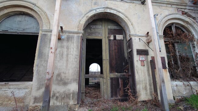 Der Zustand des einstigen Bahnhofs ist erbärmlich.