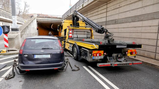 Diesen polnischen Ford ließ der Mann im Tunnel zur Waldschlößchenbrücke zurück. Foto: Roland Halkasch. 