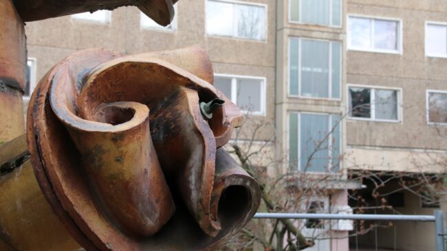 Die Düsen sind beschädigt, die Keramik weißt Risse auf. Seit 2010 ist der Brunnen trockengelegt.