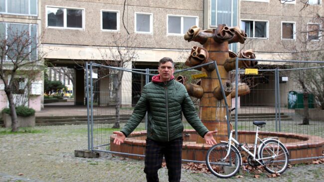 Der Landtagsabgeordnete und Stadtrat Thomas Löser (Grüne) fordert, dass der Brunnen saniert wird.