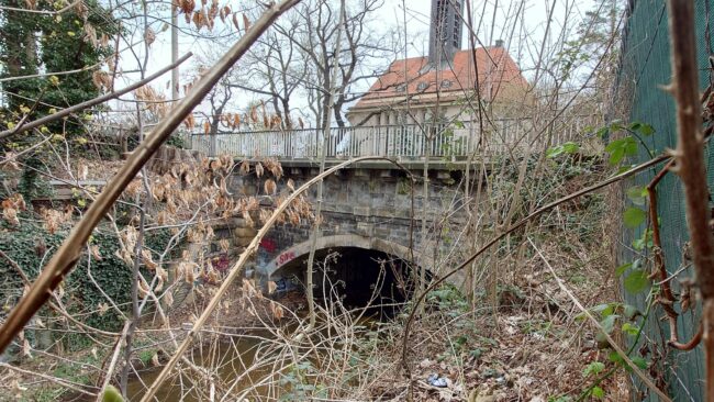 Die Brücke über die Prießnitz hatte beim Hochwasser 2013 Schaden genommen.