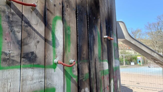 Angekokeltes Klettergerüst an der Schanzenstraße