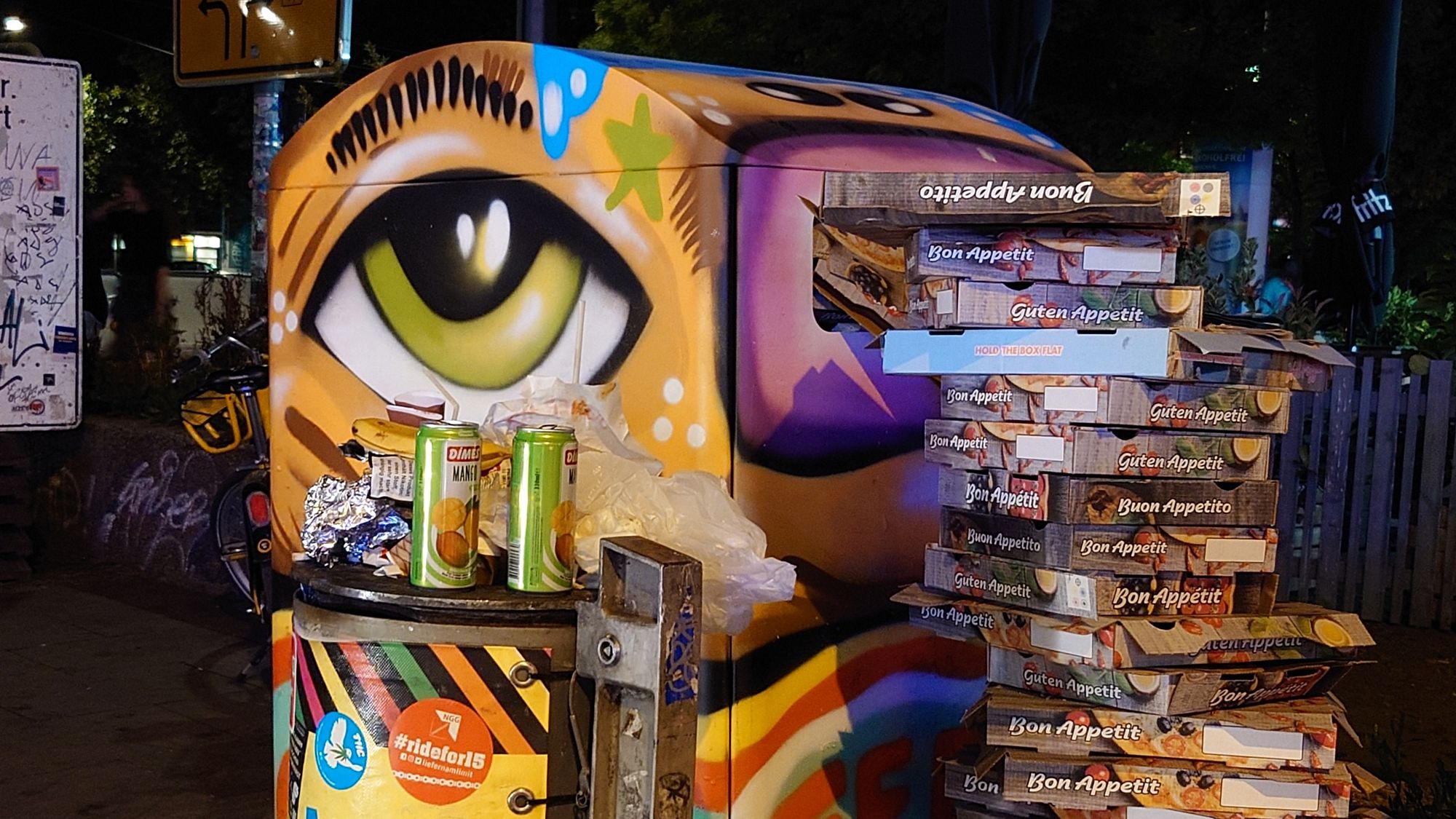 Wohin mit der Pizzapappe? Der riesige Abfallcontainer auf der Alaunstraße reicht dennoch nicht aus.