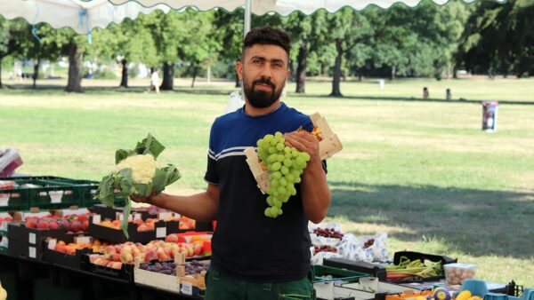 Obst- und Gemüse-Verkäufer Elias Albeck. Immer freitags ab 8 Uhr auf dem Alaunplatz