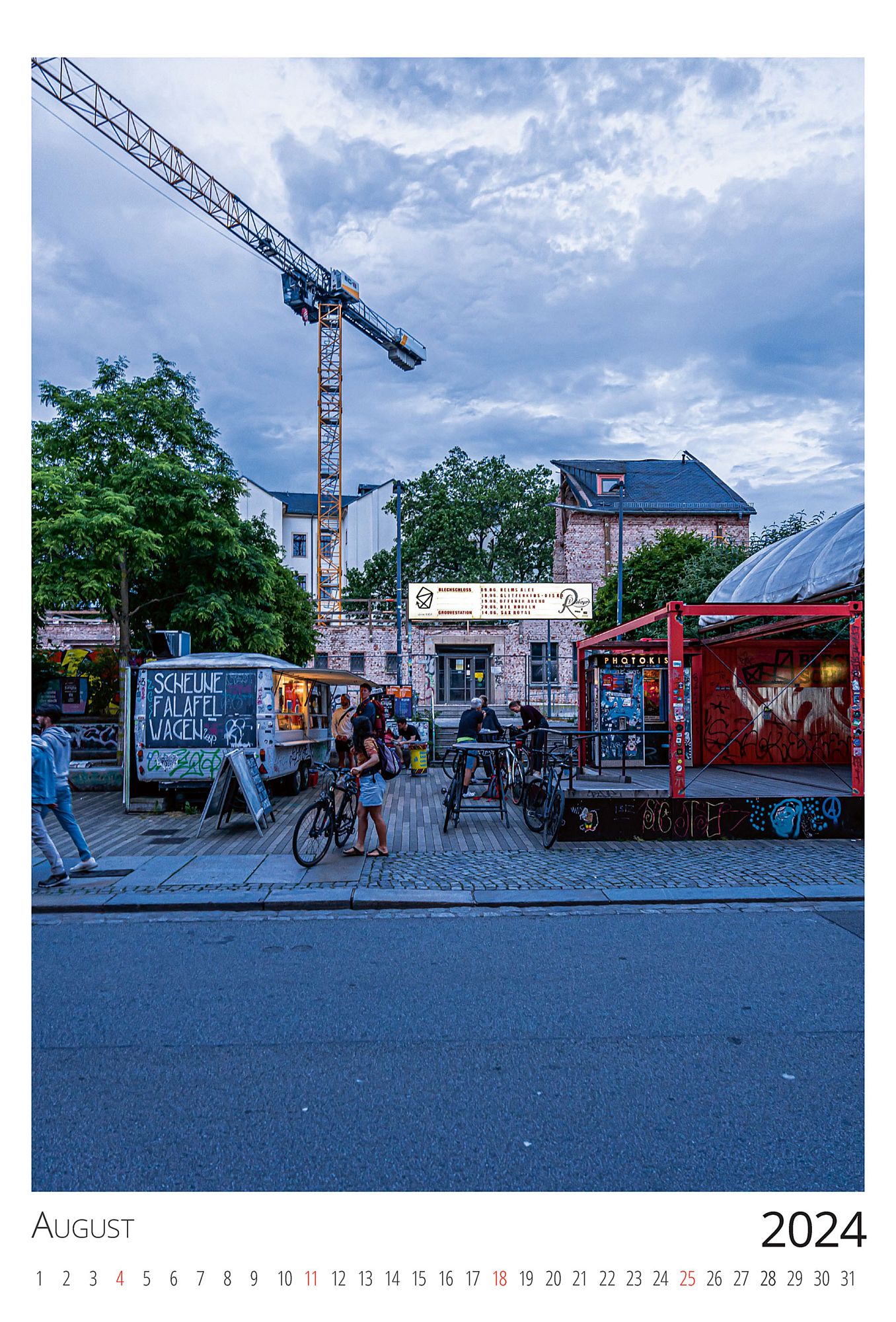 Der August zeigt die Reste der Scheune, von der jetzt noch weniger übrig ist. Foto: Peter Zuber
