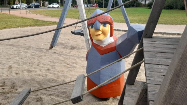 Der freundliche Ritter hebt die Hand zum Gruß.