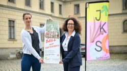 Von Eva bis Amy – Jüdische Woche Festivalleiterin Cornelia Vranceanu und Valentina Marcenaro von der Jugendkunstschule präsentieren das Programm der Jüdischen Woche. Foto: Anja Schneider