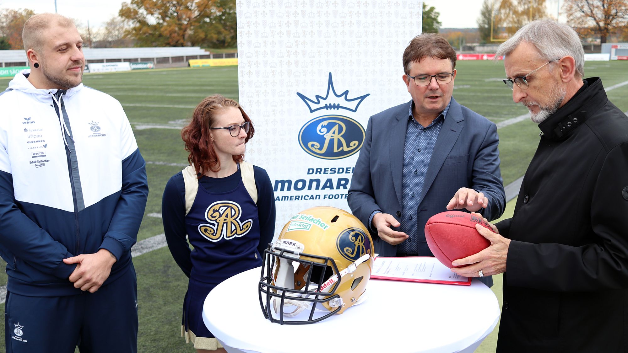 Offensive-Line-Spieler Phillip Most, Perls-Cheerleaderin Alina Fiedler, Monarchs-Vorstand Sören Glöckner und Innenminister Armin Schuster.