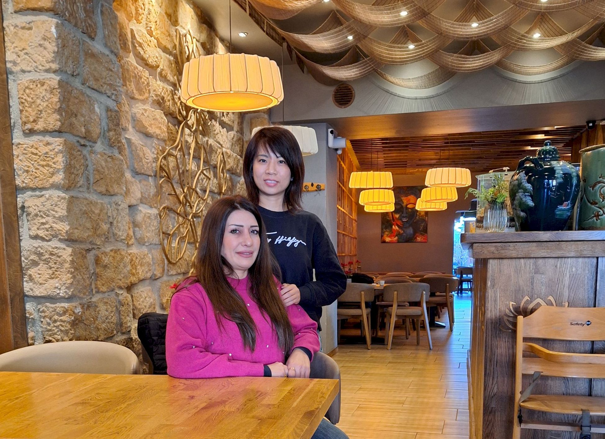 Geschäftsführerin des "Vegan House", Quynh Trang Do, kämpft für das Bleiberecht ihrer Angestellten Soussanne.