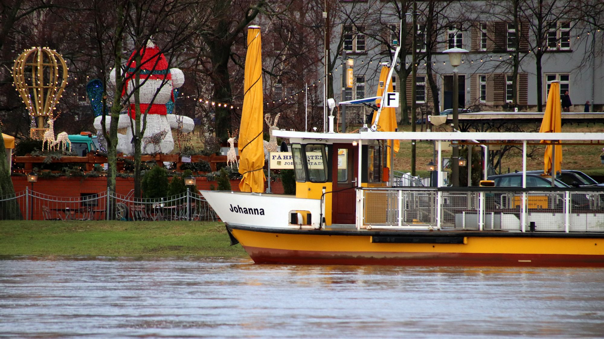 Fähre zwischen Johannstadt und Neustadt - Foto: Archiv Anton Launer