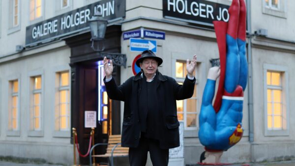 Holger John vor seiner Galerie. Foto: Archiv Anton Launer