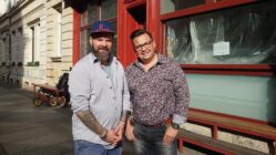 J.B. Nutsch und Manuel Palma eröffnen das Eiscafé "Palma & Kleinschmidt" - Foto: Anton Launer