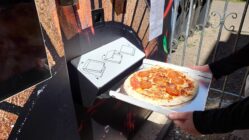 Automaten-Pizza: Schmeckt das? Beim Herausnehmen der Pizza, Foto: Anton Launer