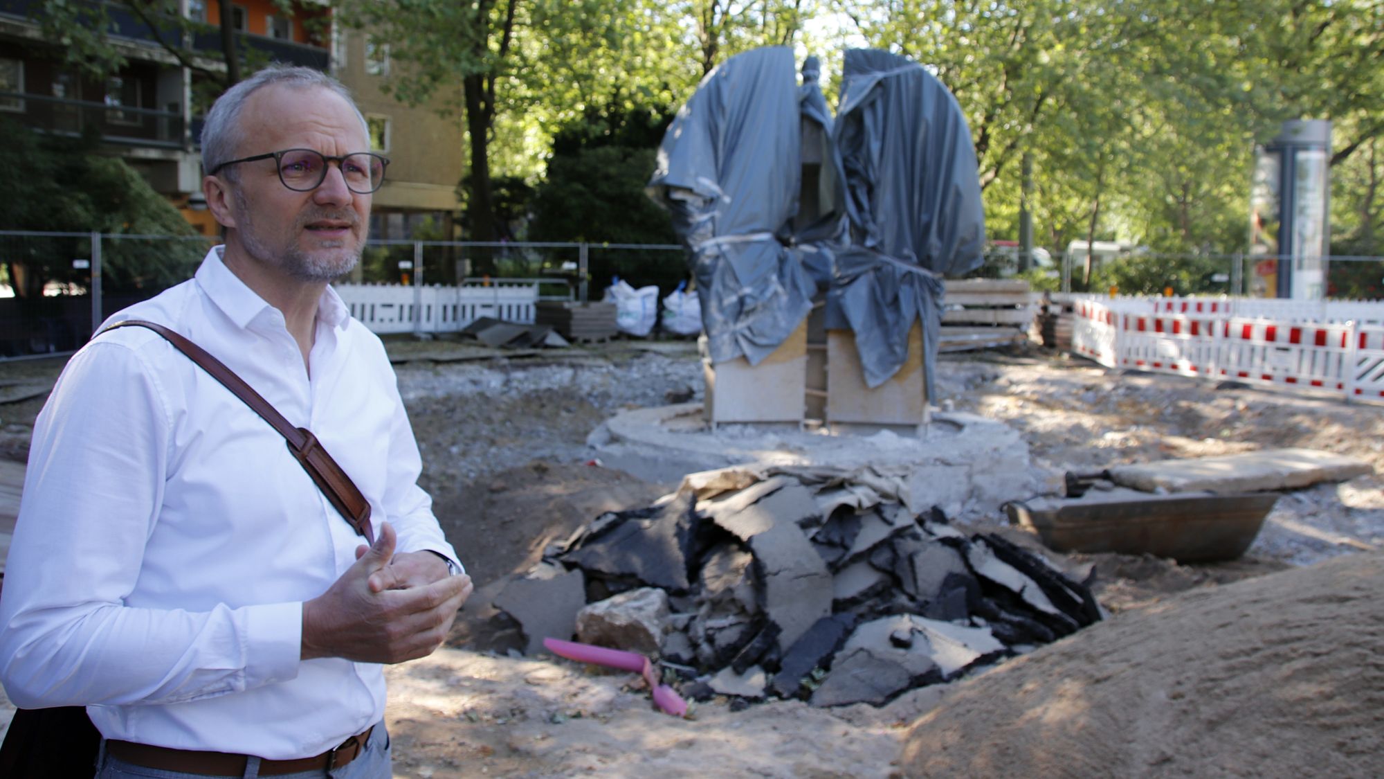  Mattes Hoffmann, Abteilungsleiter Planung, Entwurf und Neubau im Grünflächenamt führte über die Baustelle - Foto: Anton Launer