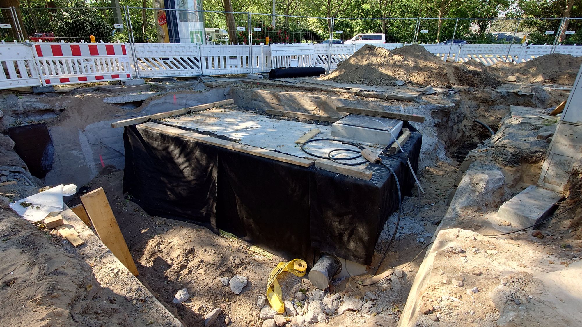 Die neue Brunnen-Stube. Hier drin werden Pumpen und Beleuchtung des Brunnens gesteuert. Foto: Anton Launer