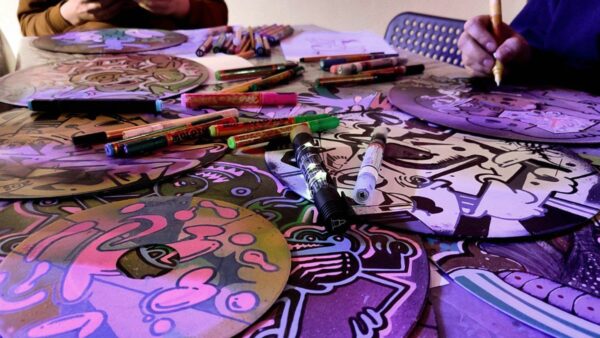 Alles, was bemalbar ist wird bemalt. Hier sind es alte Schallplatten. Foto: KC Wagner.