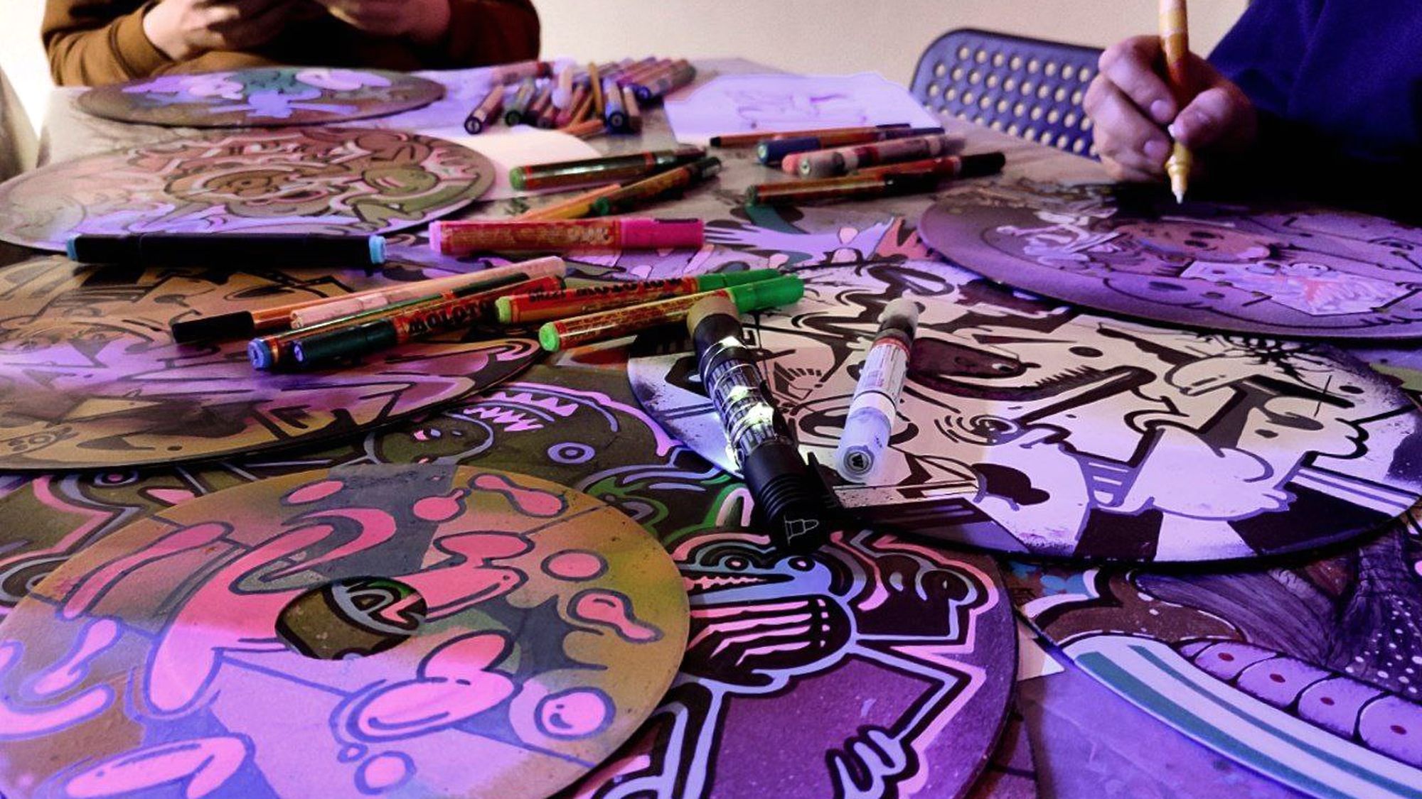 Alles, was bemalbar ist wird bemalt. Hier sind es alte Schallplatten. Foto: KC Wagner.