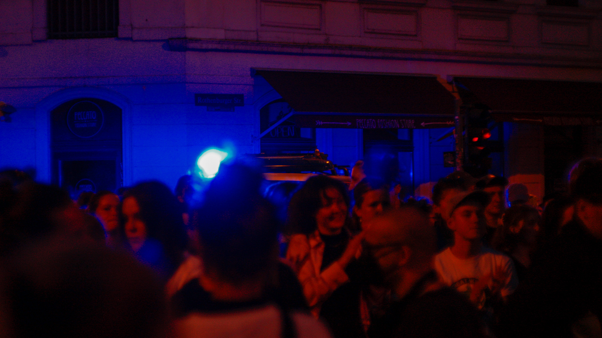 Inzwischen stehen etwa 250-300 Personen an der Schiefen Ecke und lauschen den Redebeiträgen. - Foto: Florian Varga