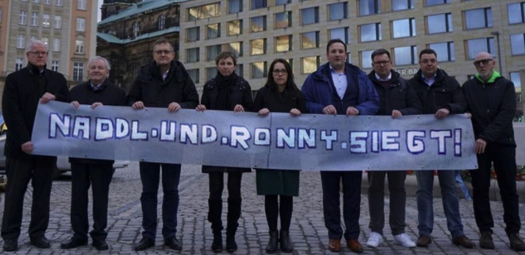 Dieses Bild der Dresdner CDU-Fraktion auf dem Dresdner Altmarkt wurde nachträglich bearbeitet: Foto ChrisCldtz/twitter