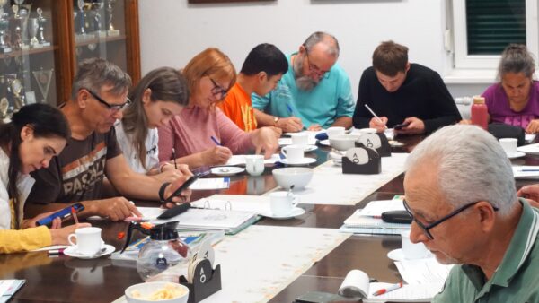 Menschen aus der Ukraine, aus Afghanistan, aus Venezuela und aus dem Iran lernen beim ABC-Stammtisch die deutsche Gebärdensprache.