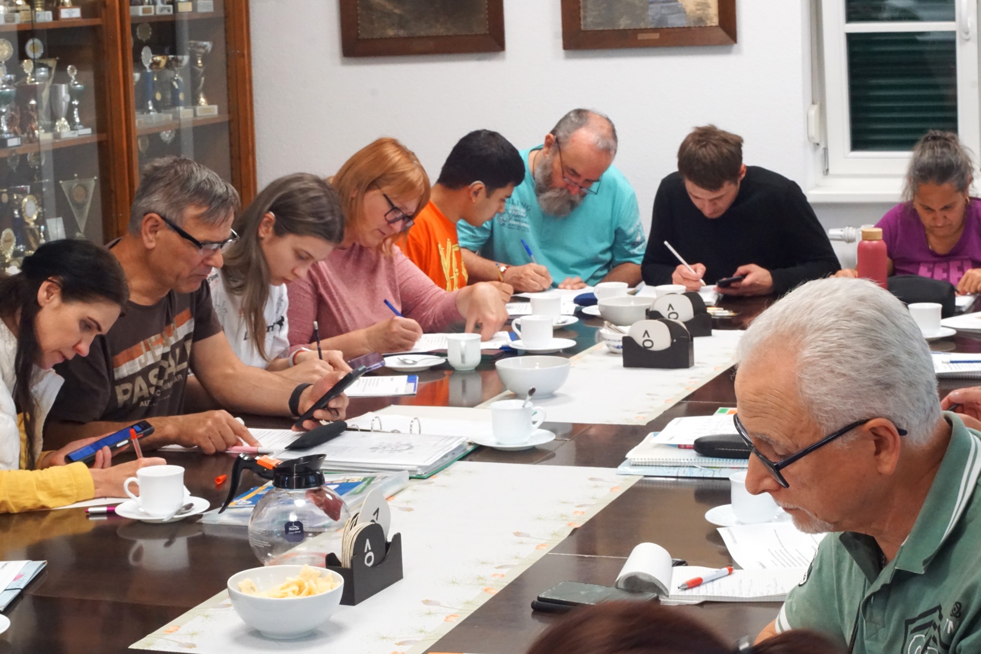 Menschen aus der Ukraine, aus Afghanistan, aus Venezuela und aus dem Iran lernen beim ABC-Stammtisch die deutsche Gebärdensprache.