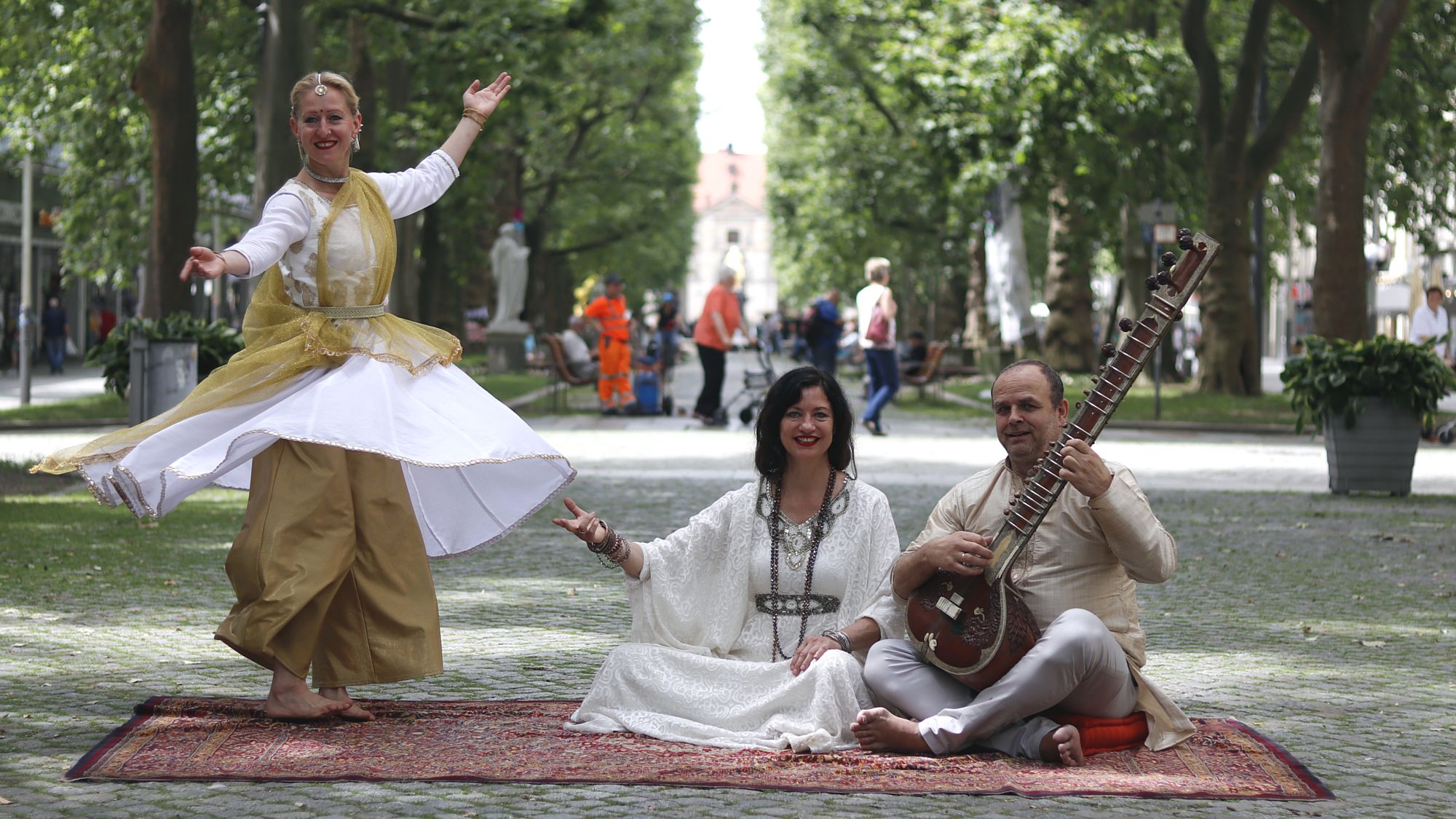 "Yenidze-Theater & Guests" spielen zwischen Kirche und Markthalle. Foto: Anton Launer