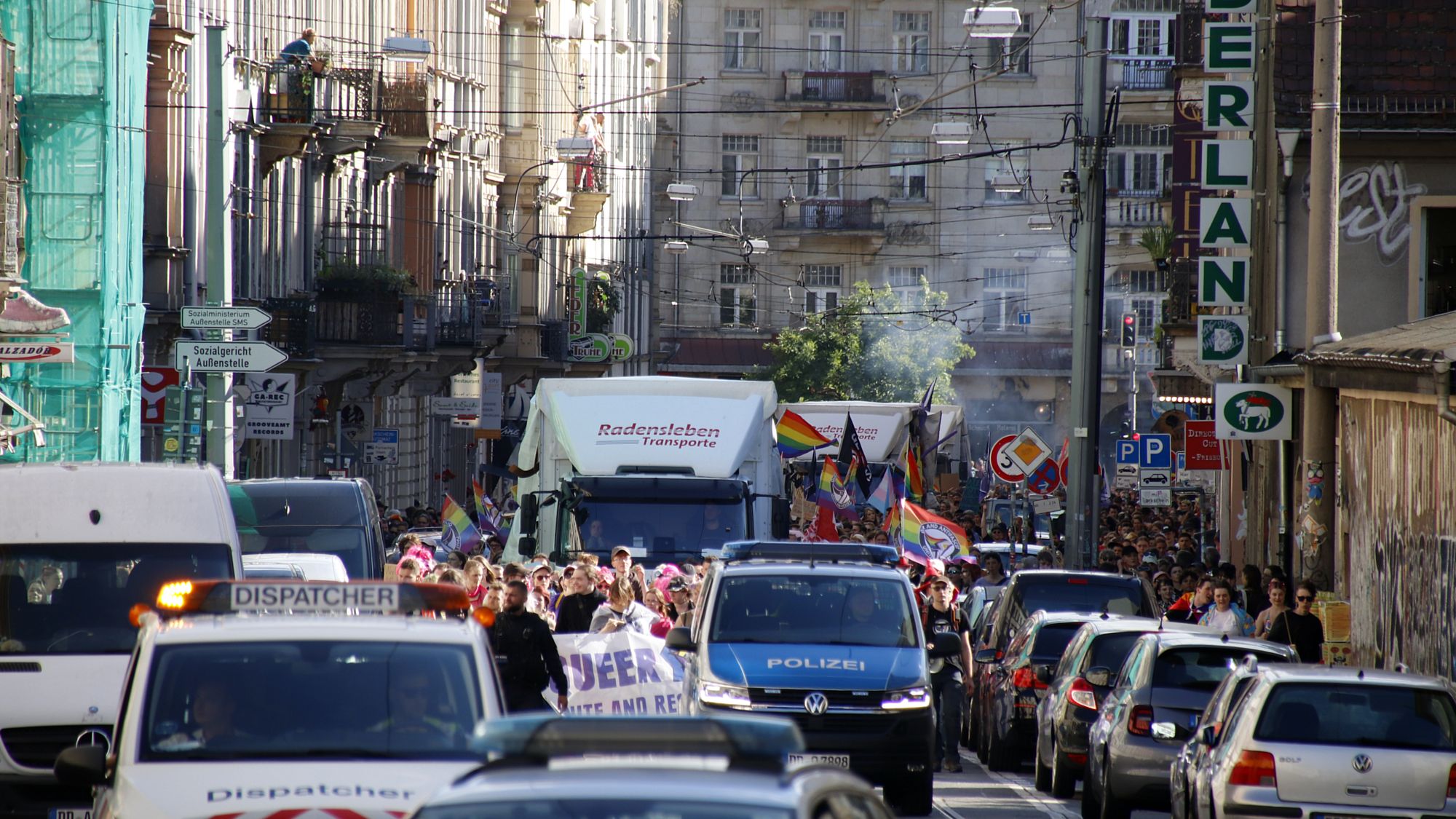 Kurz vor 17.30 Uhr erreichte der Demozug wieder die Äußere Neustadt. Foto: Anton Launer