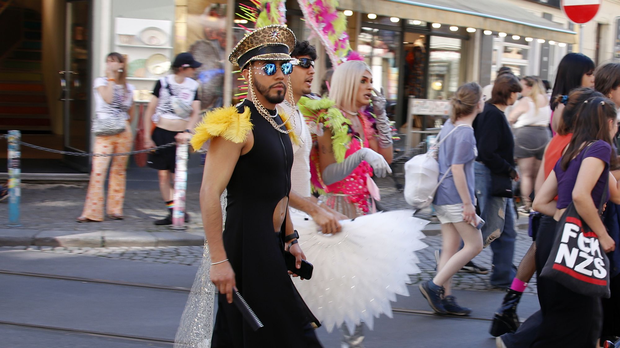 Queerpride 2024 - Die Teilnehmenden schwangen Regenbogenfahnen und trugen teils schrille Kostüme. Foto: Anton Launer