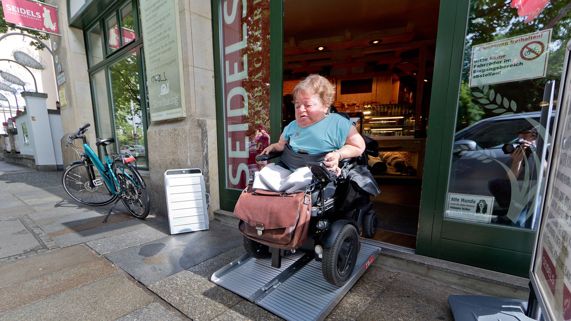 Annett Heinich gelingt hier sicheres Ein- und Ausfahren trotz Stufe. Foto: Stefan Wicklein