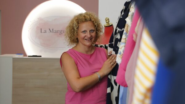 Die Polin Aleksandra Marczewska verkauft auf der Bautzner Straße italienische Damenmode - Foto: Anton Launer