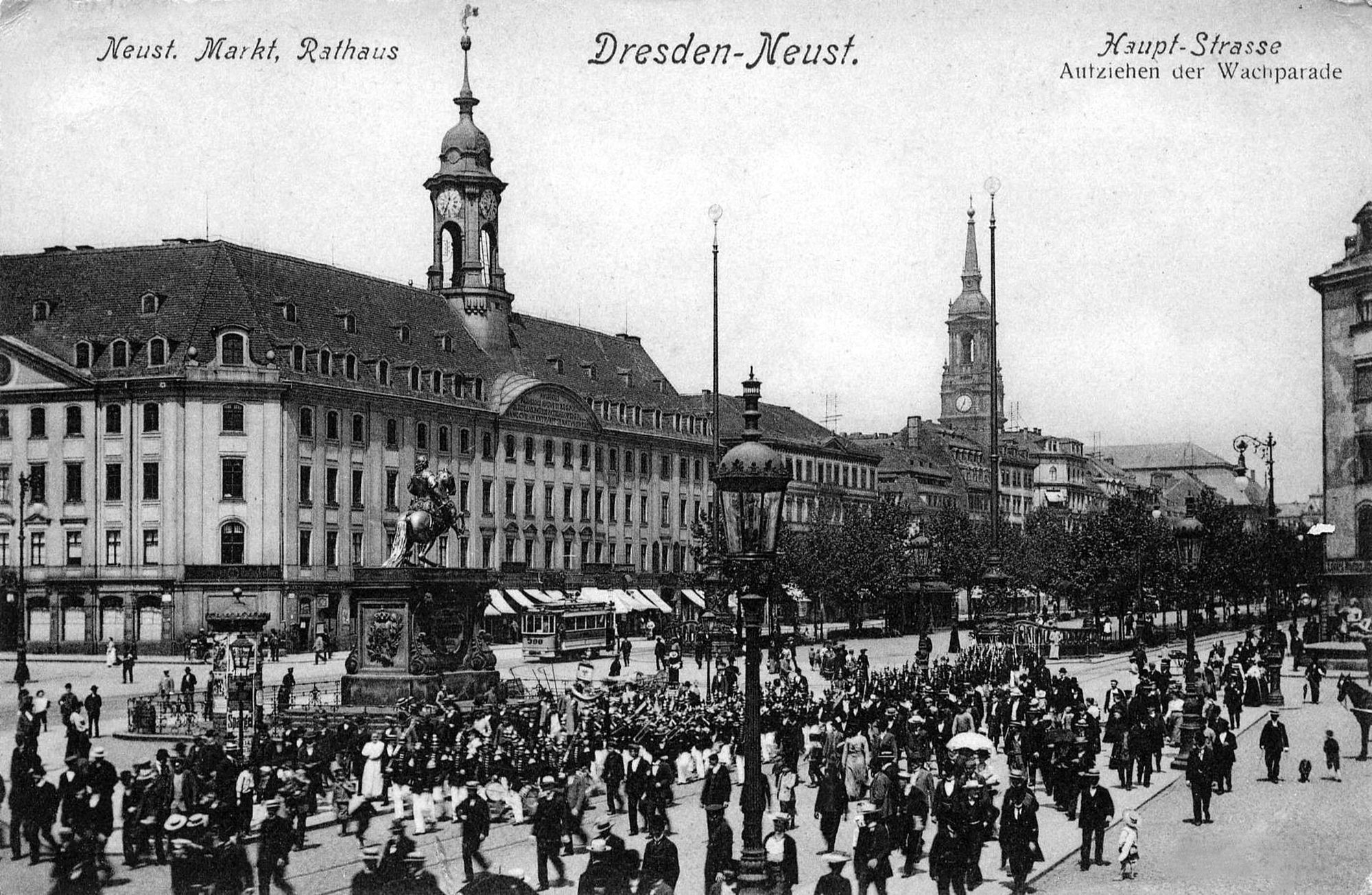 Neustädter Markt mit Rathaus und Hauptstraße - zeitgenössische Postkarte