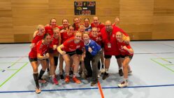 Sieg für Handballerinnen Siegerfoto der Handball Frauenmannschaft Sportfreunde 01 Dresden Nord mit Trainer Christian Perlbach.