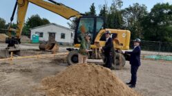 Spatenstich für neue Produktionshalle im Dresdner Industriegelände Erster (symbolischer) Spatenstich für den Neubau einer Halle im Industriegelände. Nordparkbetreiber Georg Prinz zu Salm-Salm, Jens Krüger vom Amt für Wirtschaftsförderung und Martin Preusser von der FIrma Volume Lagersysteme - Foto: Anton Launer
