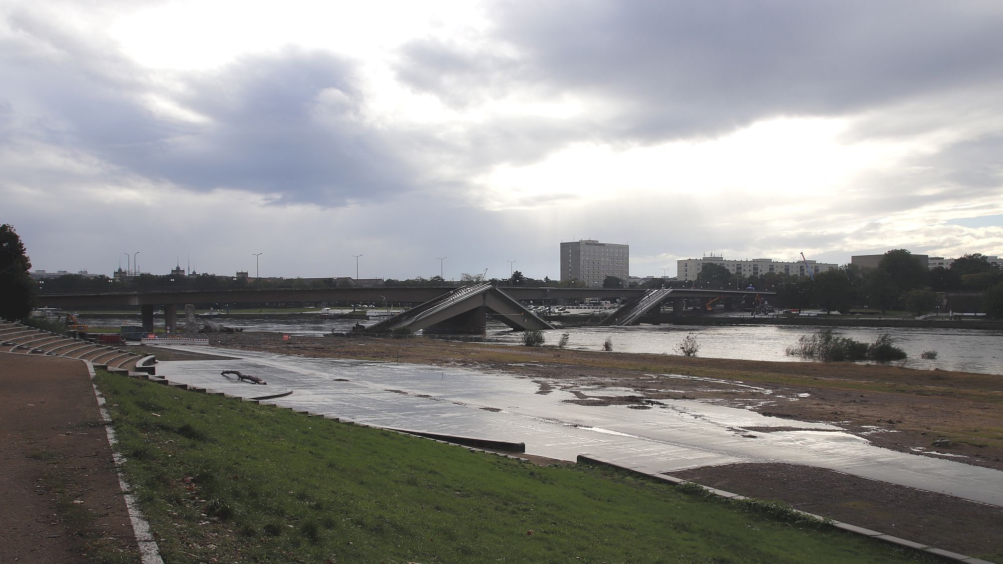 Von der Neustädter Seite aus beginnend soll nun der Zug C abgerissen werden. Foto: Anton Launer