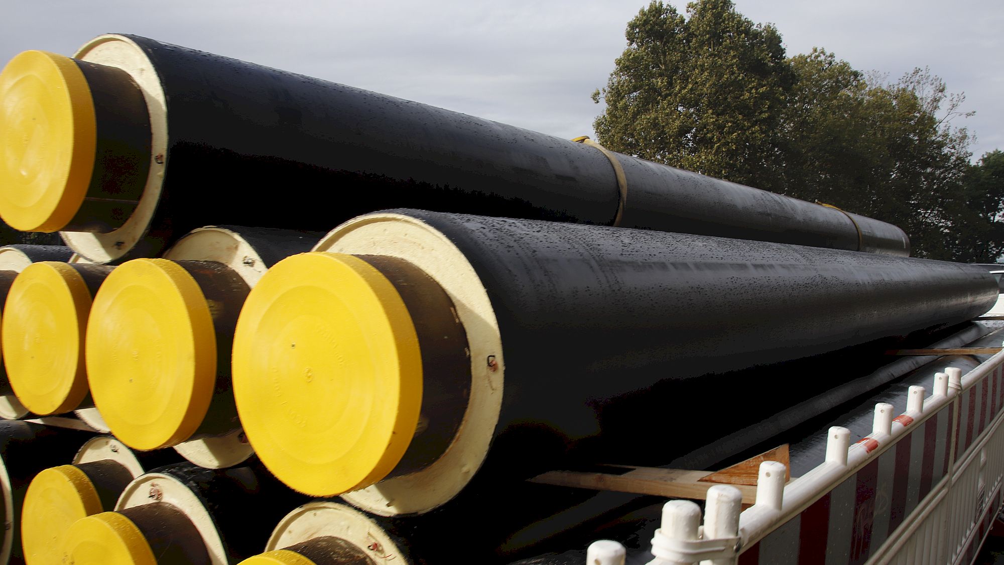 Hinter dem Finanz- und Kultusministerium lagern schon Fernwärmerohre. Foto: Anton Launer