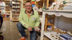 Carolabrücke: Jetzt gibt's Erinnerungssteine Catapult-Chef Hendrik M. Dietrich mit Brückenstein