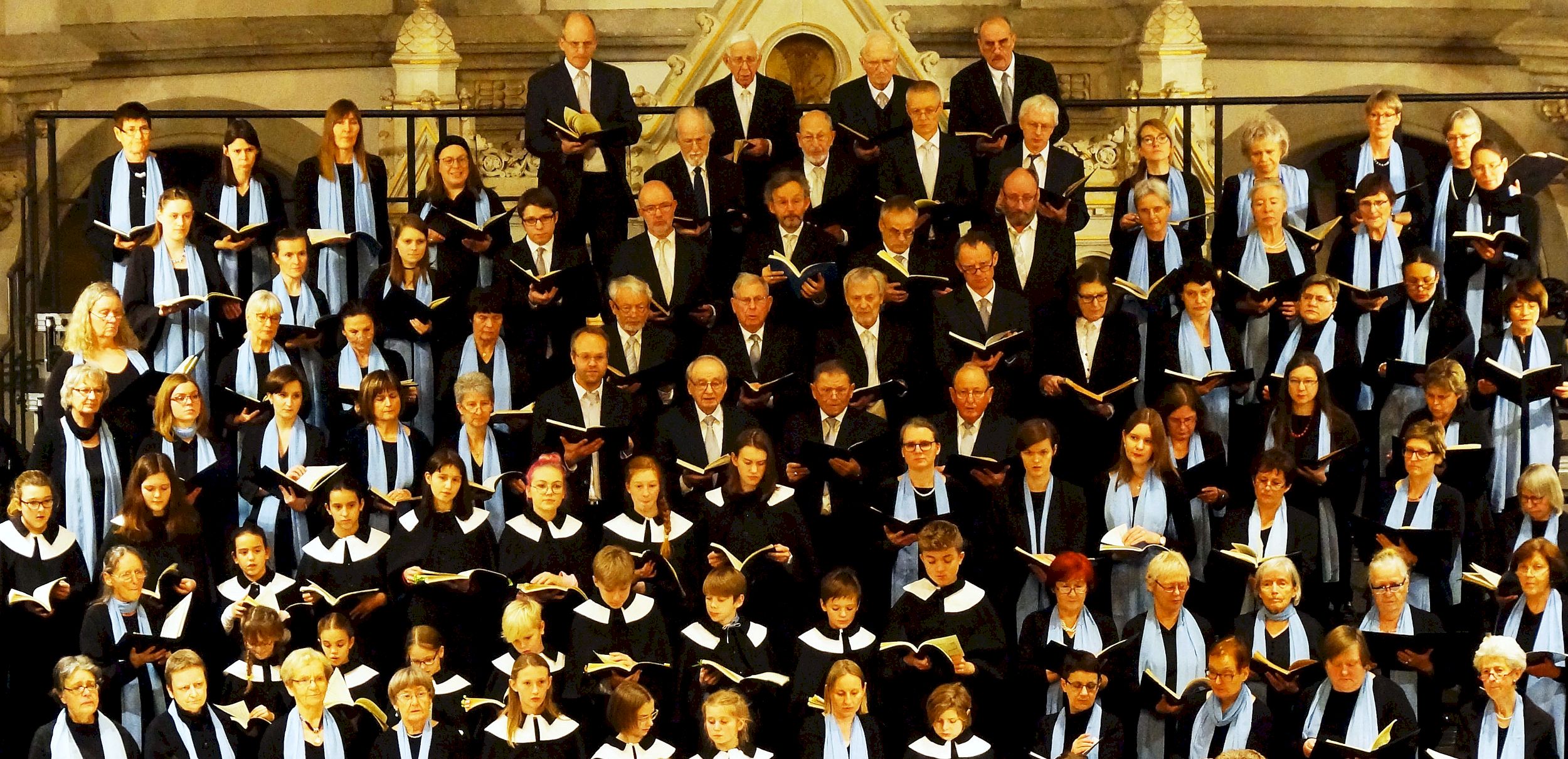 Vielstimmige Aufführung des Dresdner Bachhores - Foto: Krchgemeinde