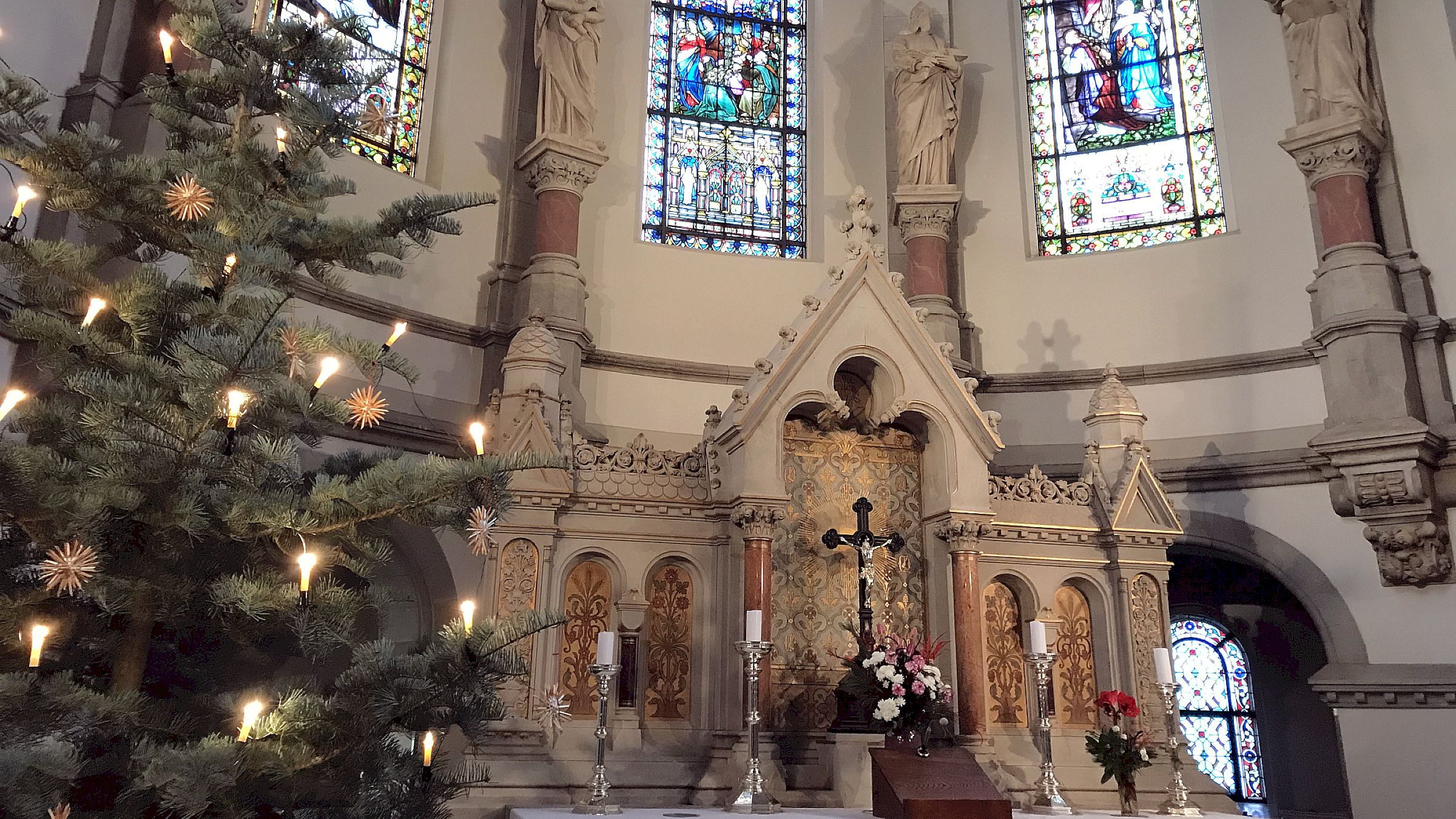 Weihnachtlich geschmückte Martin-Luther-Kirche - Foto: Kirchgemeinde