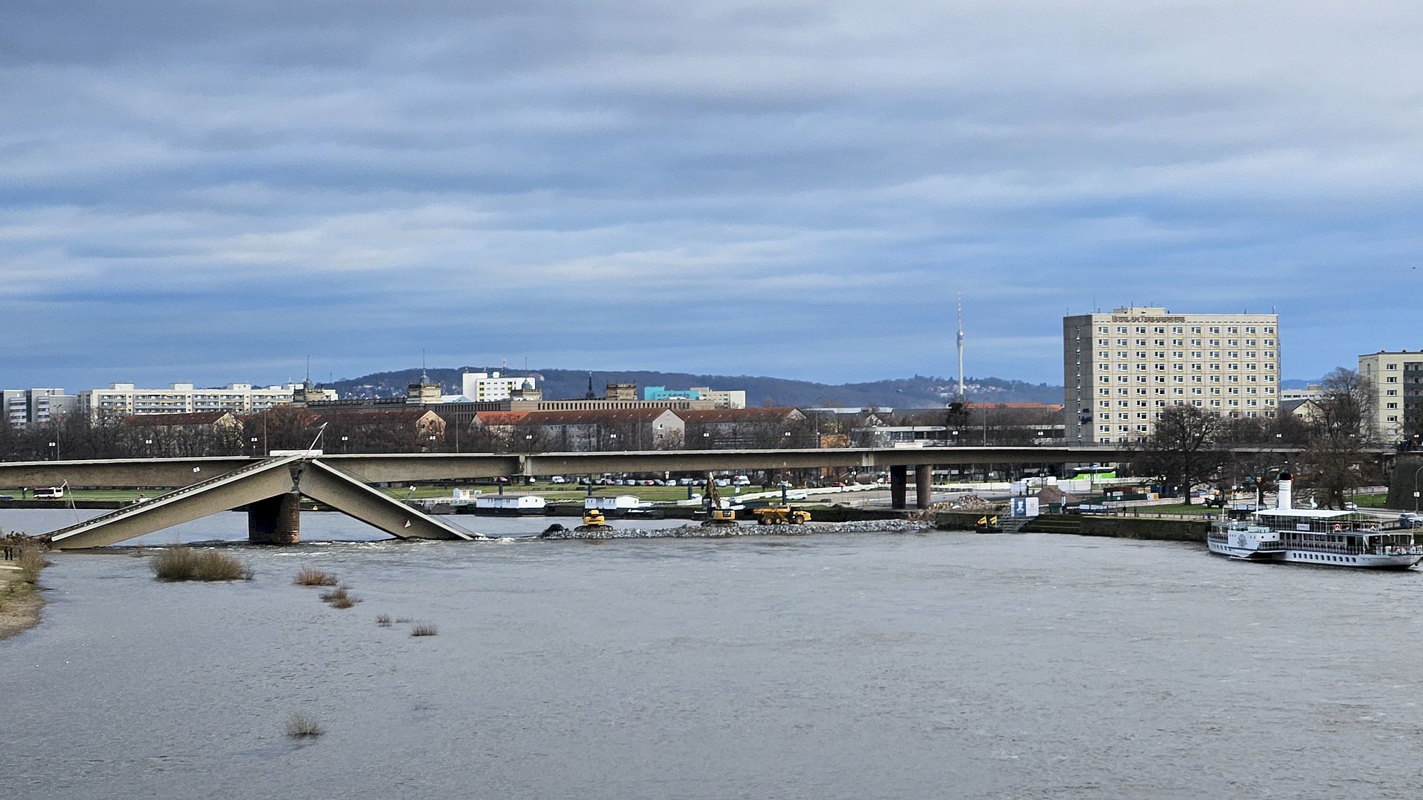 Abrissarbeiten an der Carolabrücke. Foto: Anton Launer