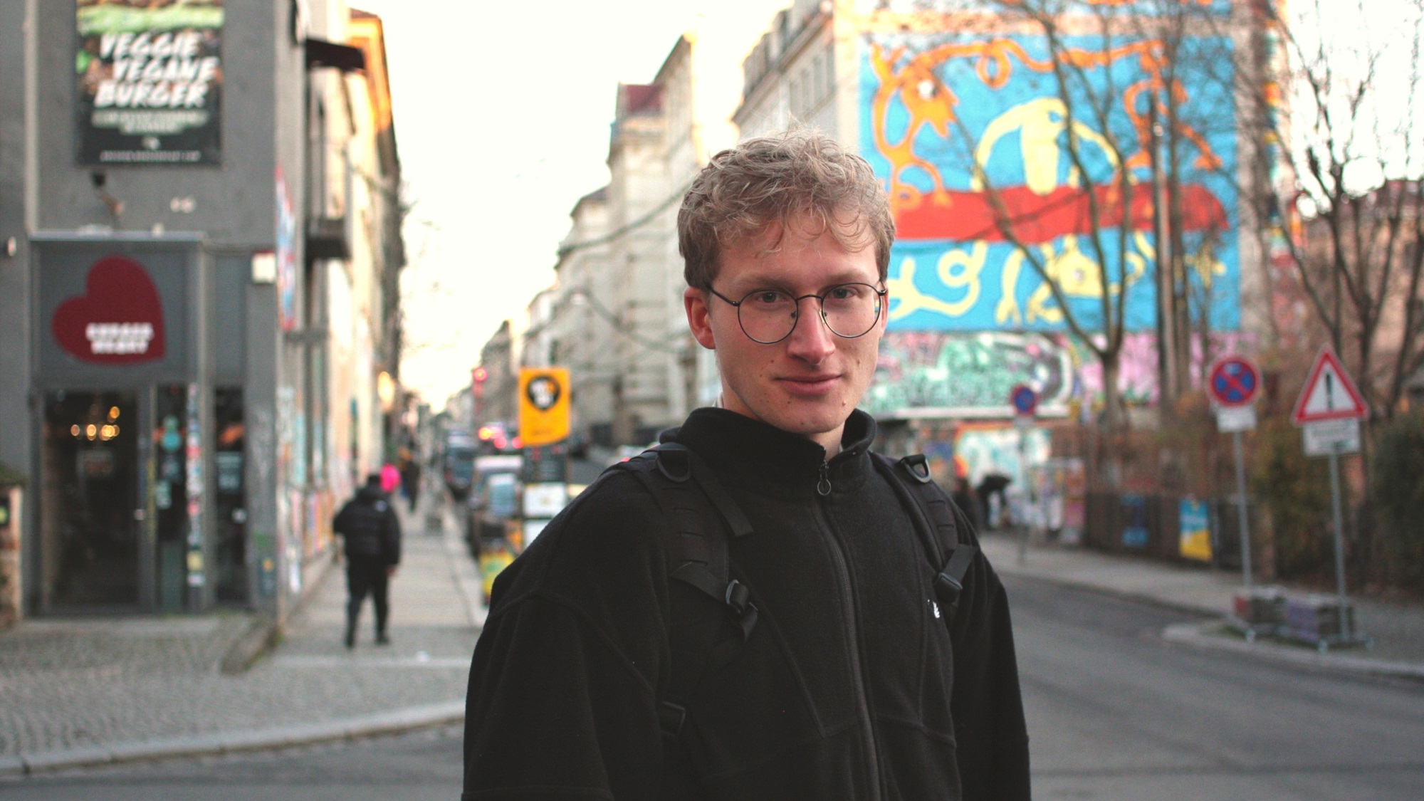 Milan Kramer hat es aus der Schwarzwald-Region in die Neustadt verschlagen. Von älteren Menschen würde er gern mehr über die ostdeutsche Geschichte lernen. Foto: Victor Franke