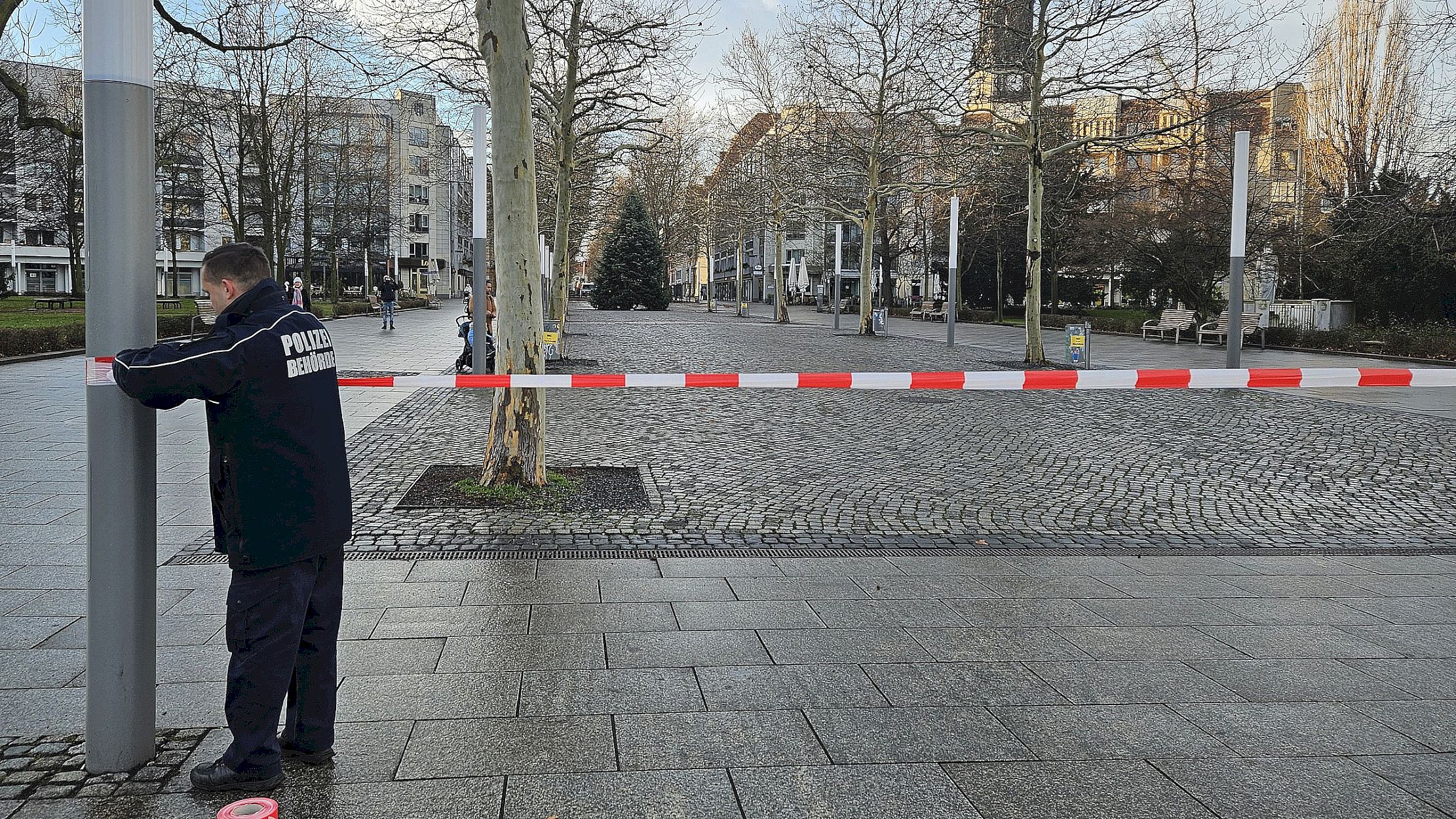 Mitarbeiter der Polizeibehörde riegelten die Hauptstraße ab. Foto: Anton Launer