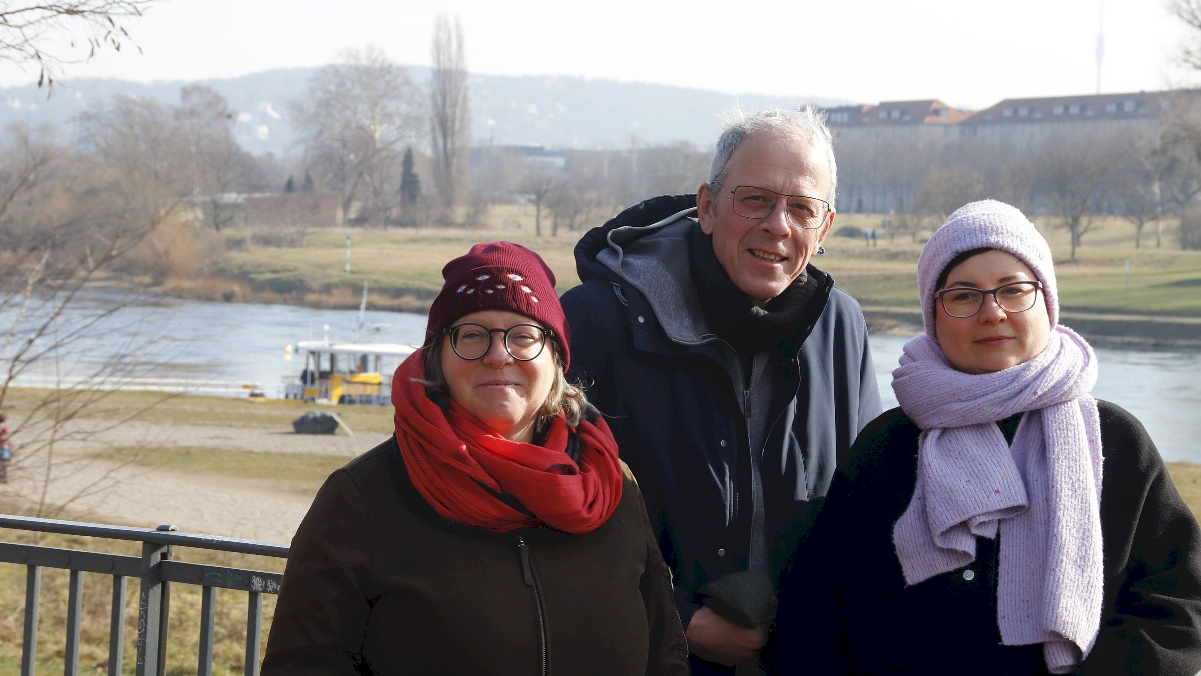 Ulla Wacker, Norbert Rogge und Tina Siebeneicher von den Grünen wollen eine Toilette am Elbufer. Foto: Anton Launer