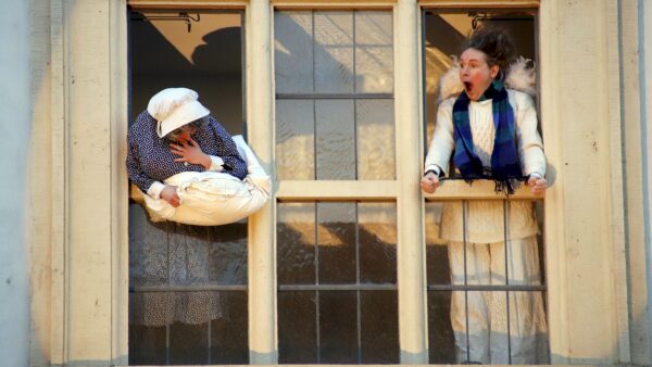 Kurz vor Start des Umzuges ließ es Frau Holle noch ein letztes Mal schneien. Foto: Anton Launer